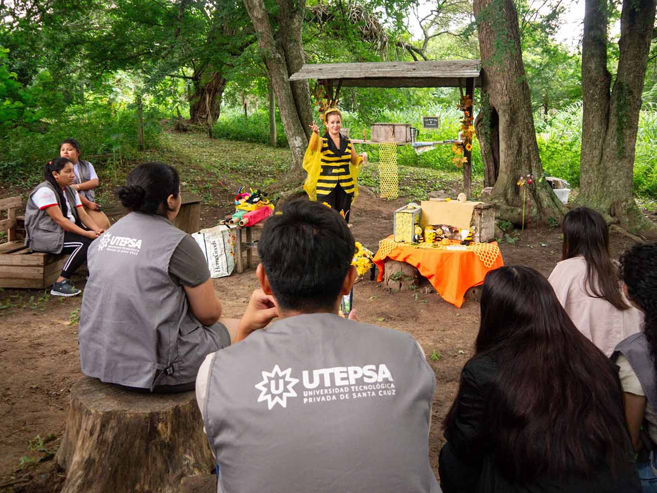 Empresa en charla en el bosque