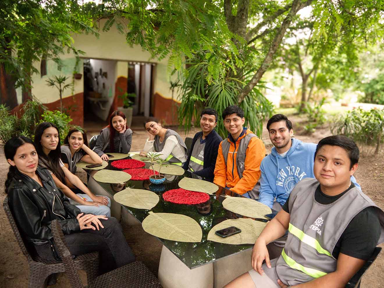 Equipo corporativo compartiendo comida