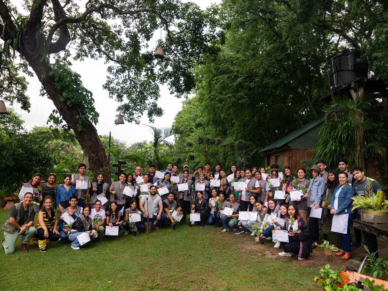 Jóvenes mostrando sus certificados