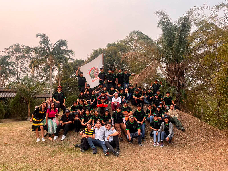 Jóvenes en una loma del bosque Jekuaá