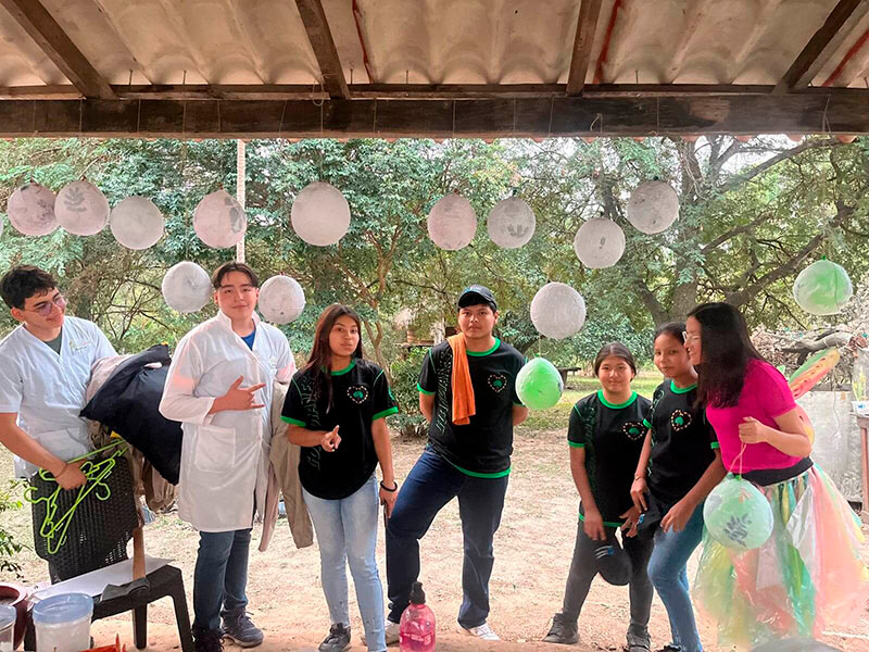 Jóvenes posando en el bosque