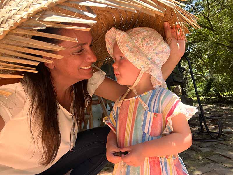 Niña y señora compartiendo en el bosque