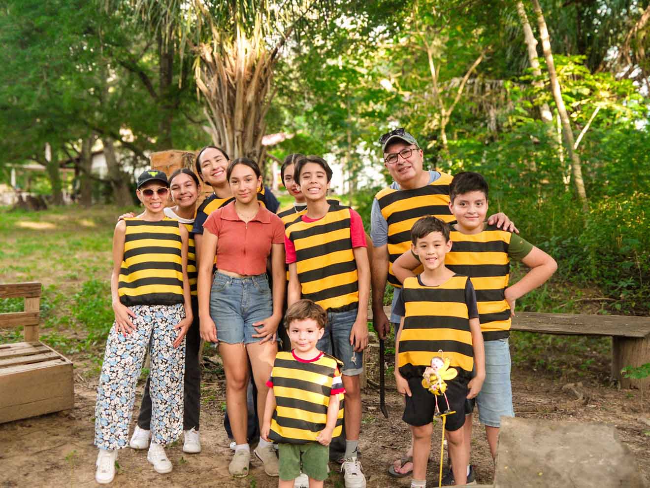 Niños posando con abejas