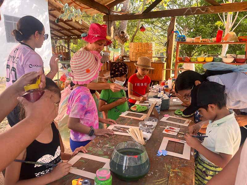 Niños haciendo arte natural