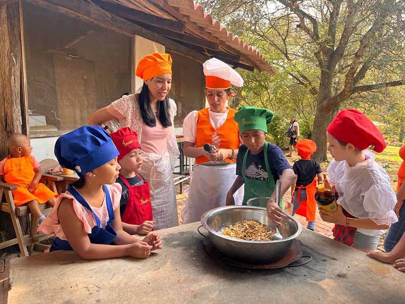 Niños cocinando en el bosque