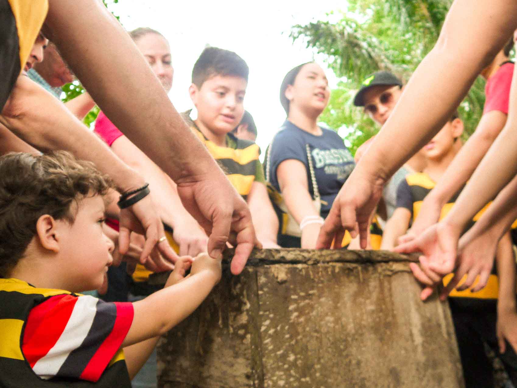 Niños jurando ser guardianes del bosque